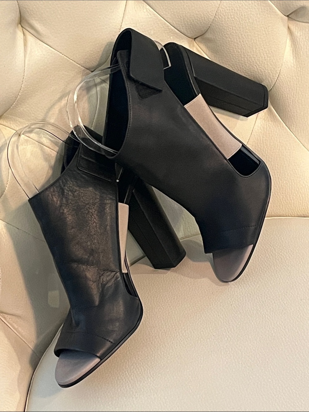 Vince Black Leather Gray Peep toe Block Heel Sandals Eye Catching Luxury 8.5